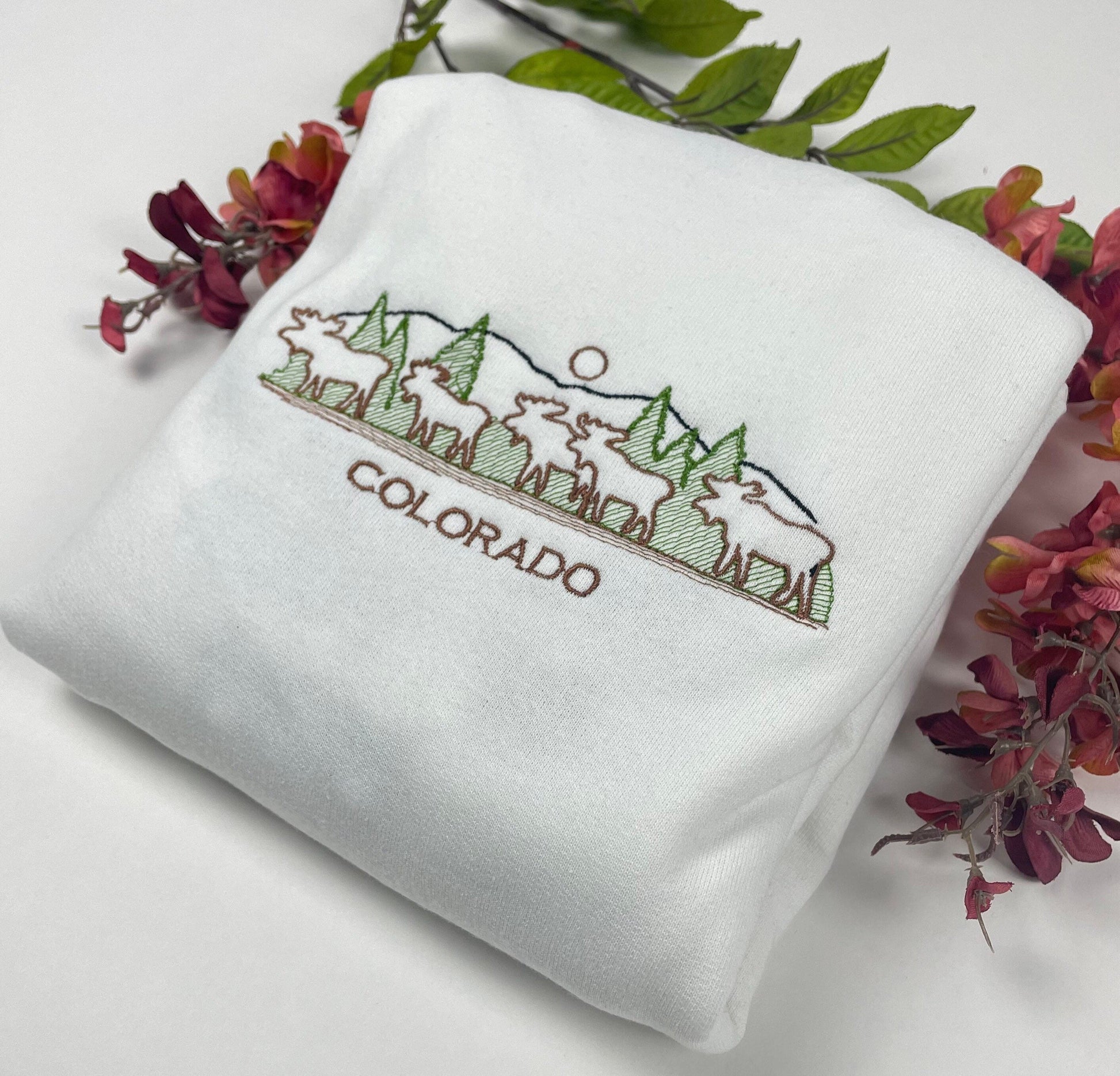 Colorado Embroidered Sweatshirt - Rocky Mountain T-shirt Colorado Moose Sweatshirt (Moose)