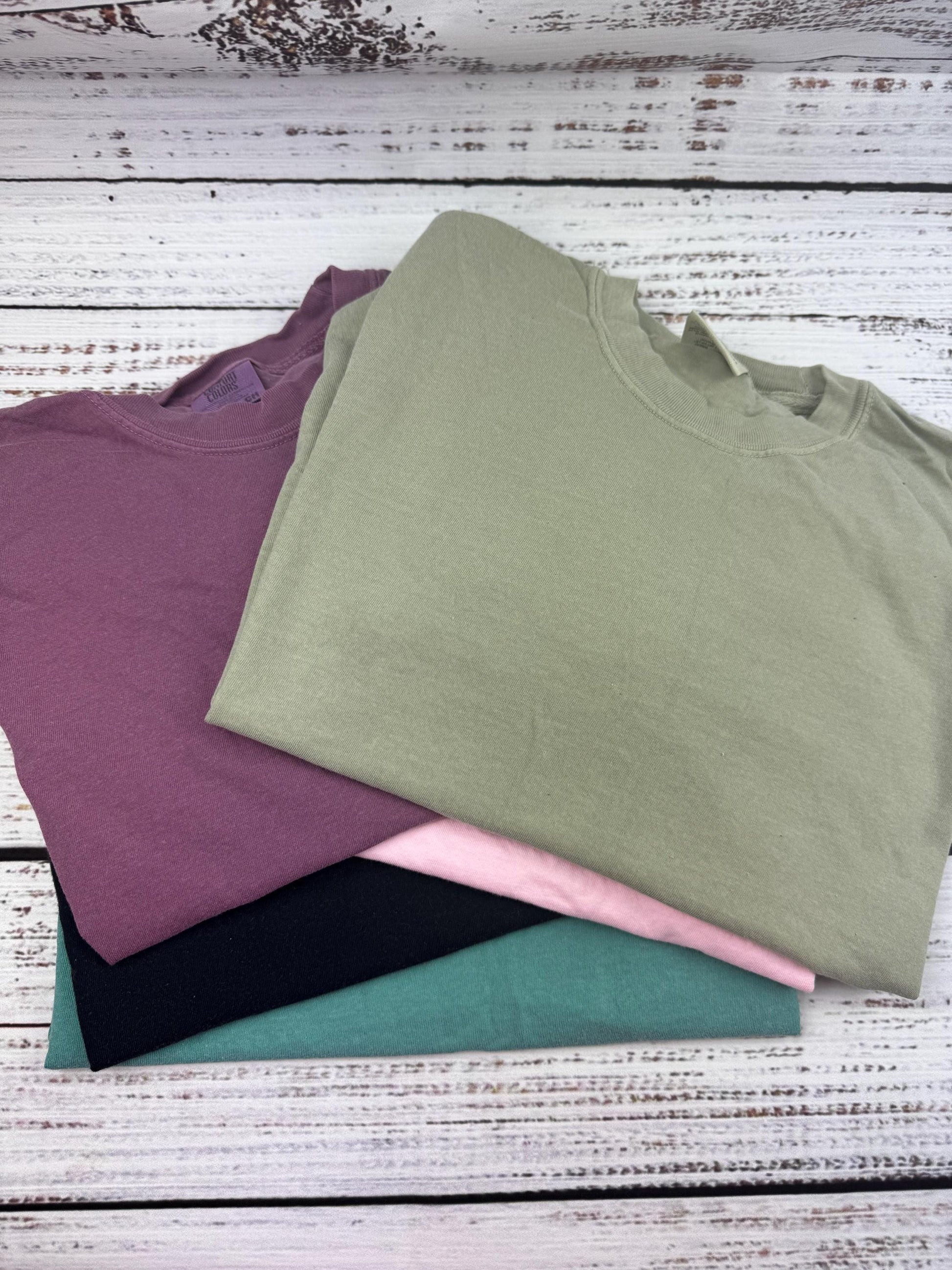 Comfort Colors I Put My Book Down to Be Here T-Shirt - Tee for Book Lovers - Bookish Shirt - Funny Reading Shirt - Gift for Readers
